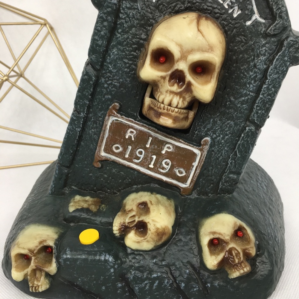 Musical lighted Tombstone with Skulls - Picture 2 of 4